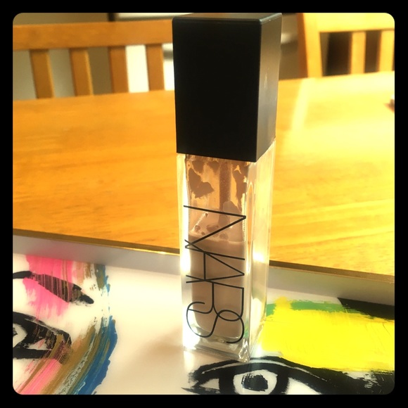 NARS Radiant Longwear Foundation in Mont Blanc - Picture 1 of 3